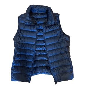 MEDIUM NAVY BLUE UNIQLO SLEEVELESS VEST - 100% NYLON, WATER REPELLANT
